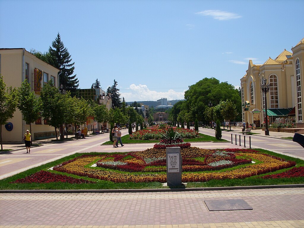 площадь дома цветы небо деревья Кисловодск