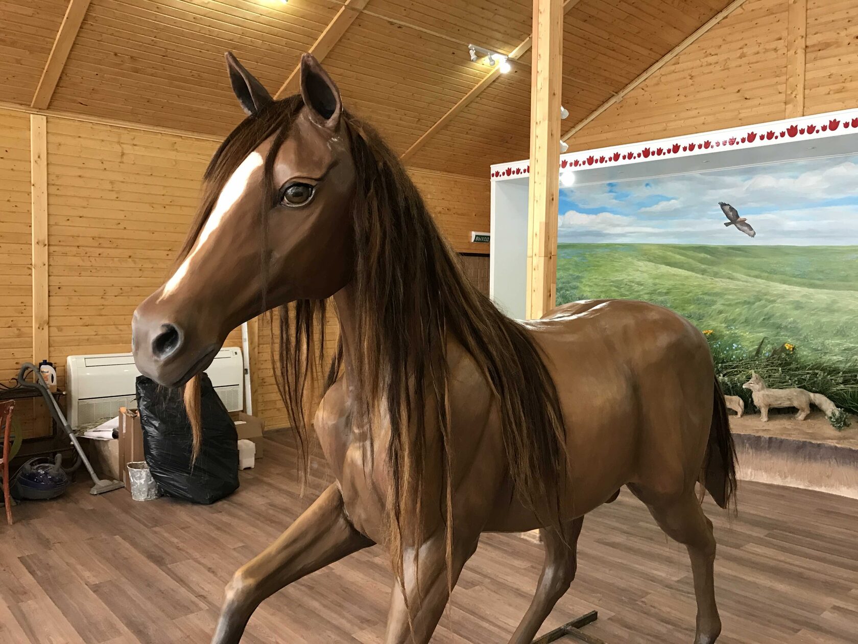 Муляж коня в процессе работ