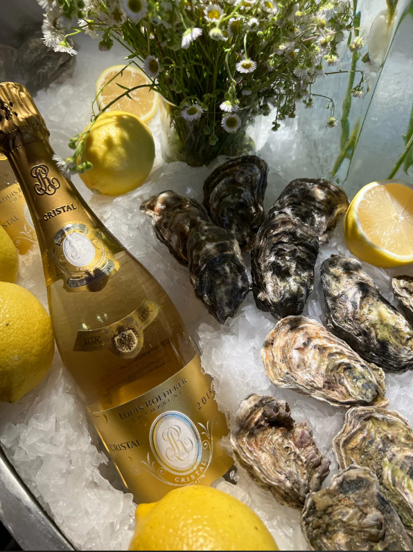 Устрицы в ресторане