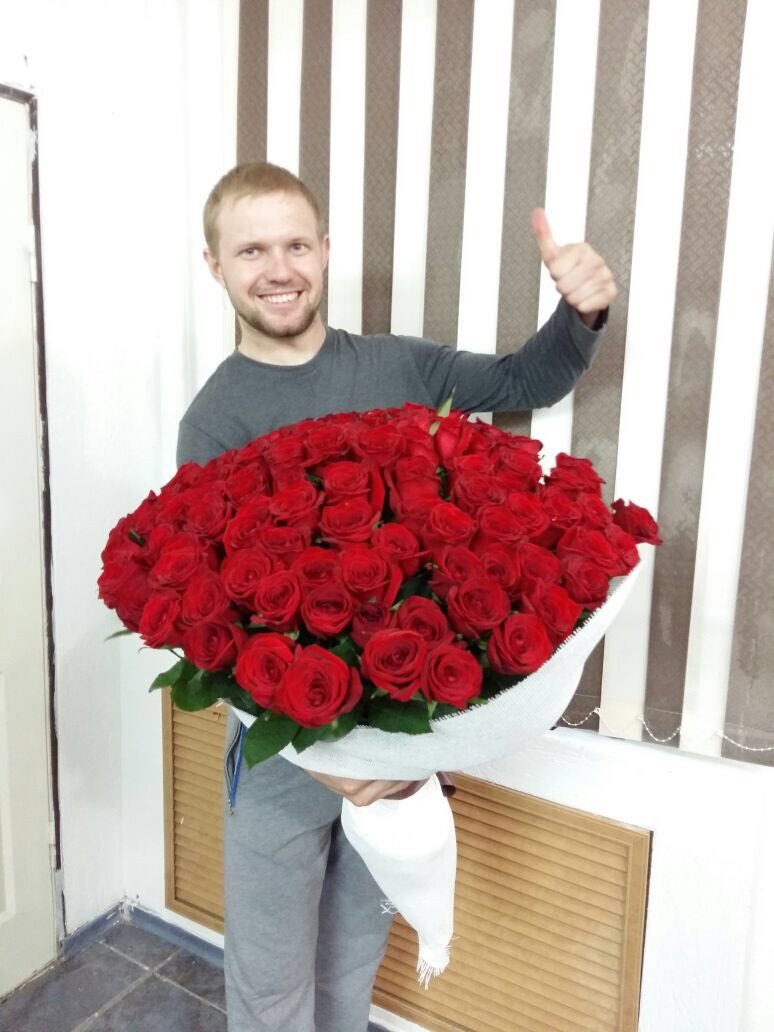 Антуриум красный. Цветок который дарят фото. Какие цветы подарить девушке. Мужчина дарит букет цветов. Горшок с цветком в руках.