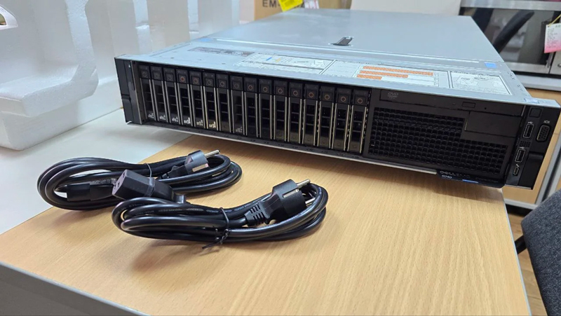 Сервер Dell EMC PowerEdge R740 с дисковыми корзинами и кабелями питания, вид спереди