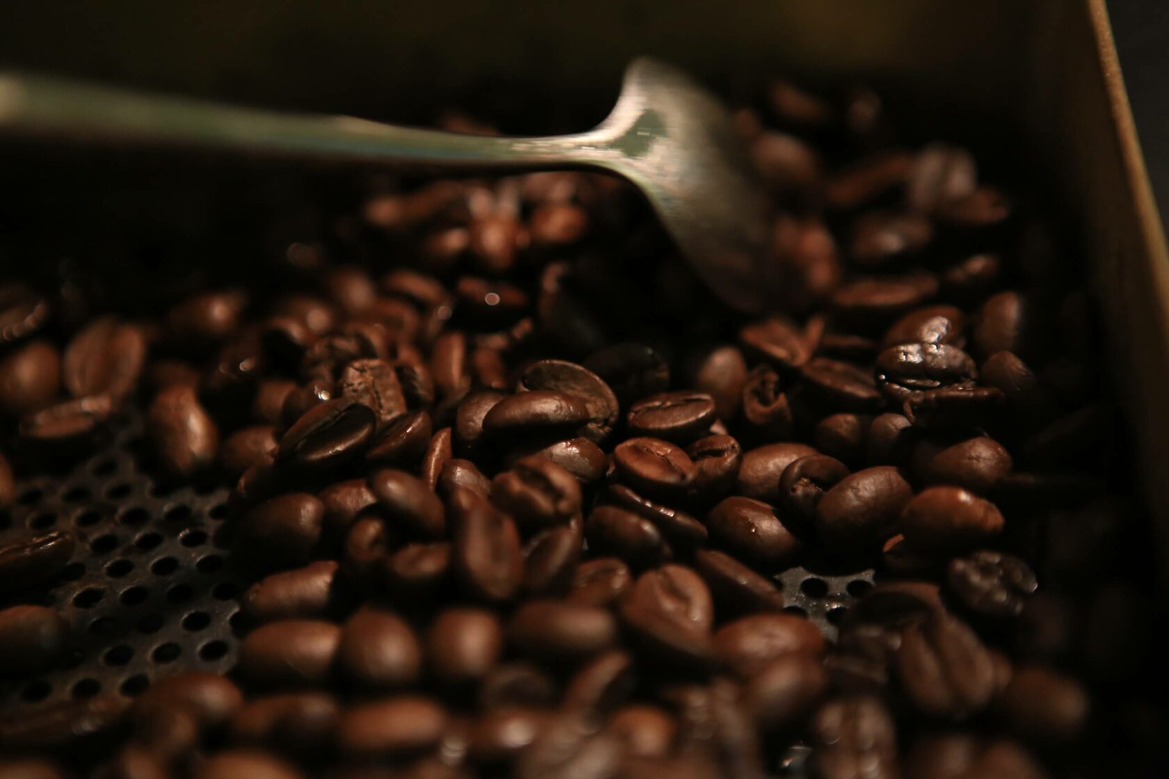 Ароматный кофе в зернах. Зерна кофе накрытые черным материалом. Кофе, зёрна, чашки, доски, ложки. Еда, кофе, зёрна, макро, food, Coffee, Grain, macro. Кофе зерновое реклама на желтом фоне.