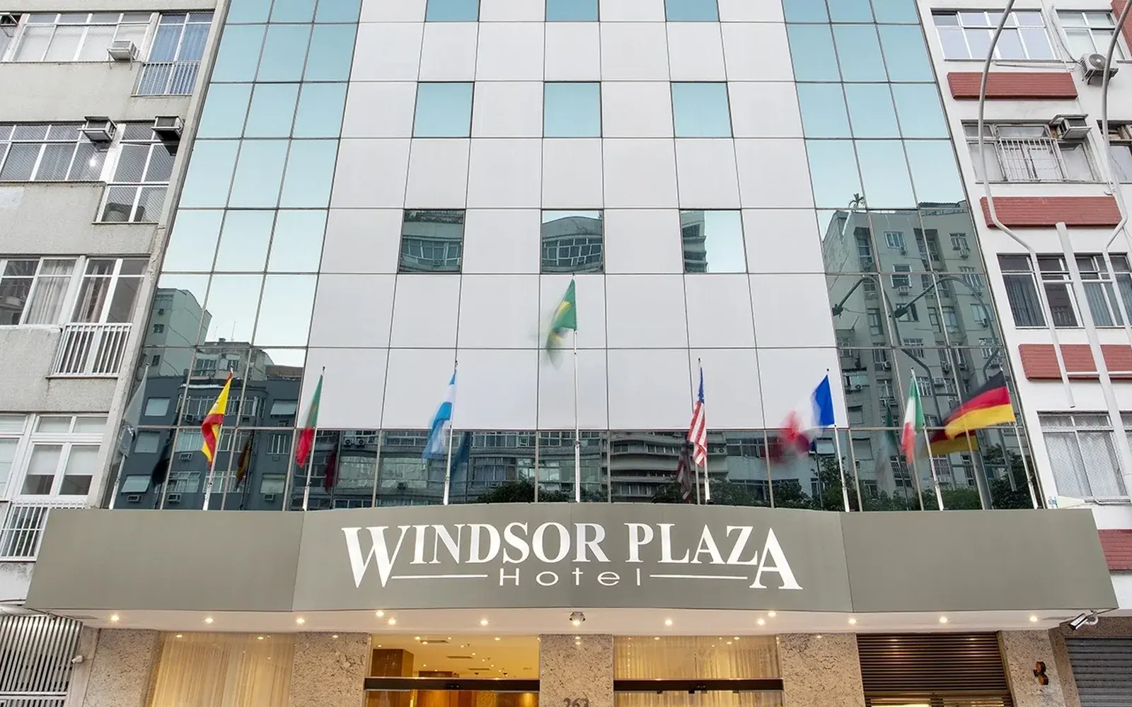 Фасад с вывеской Windsor Plaza и флагами над входом, Копакабана, Рио
