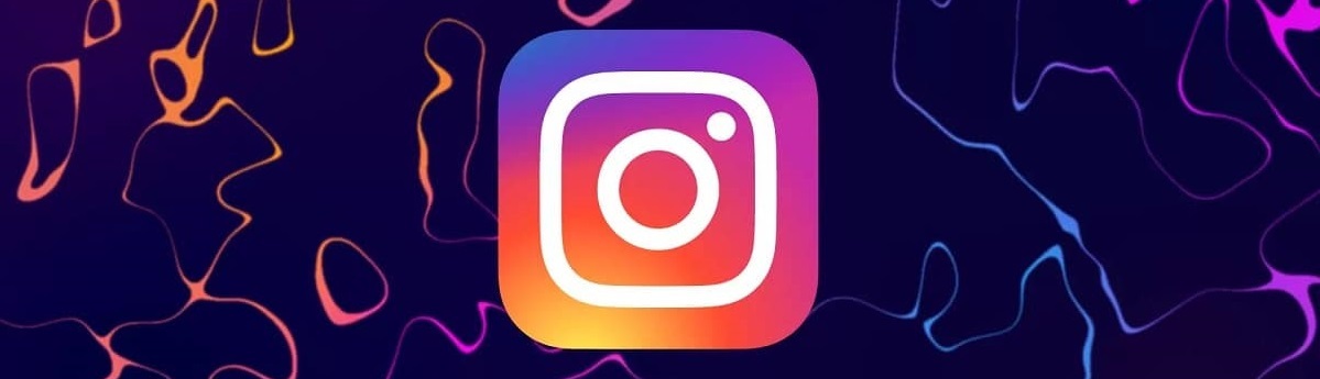 горизонтальная картинка с изображением иконки Instagram на фоне переливающихся цветных волн воды