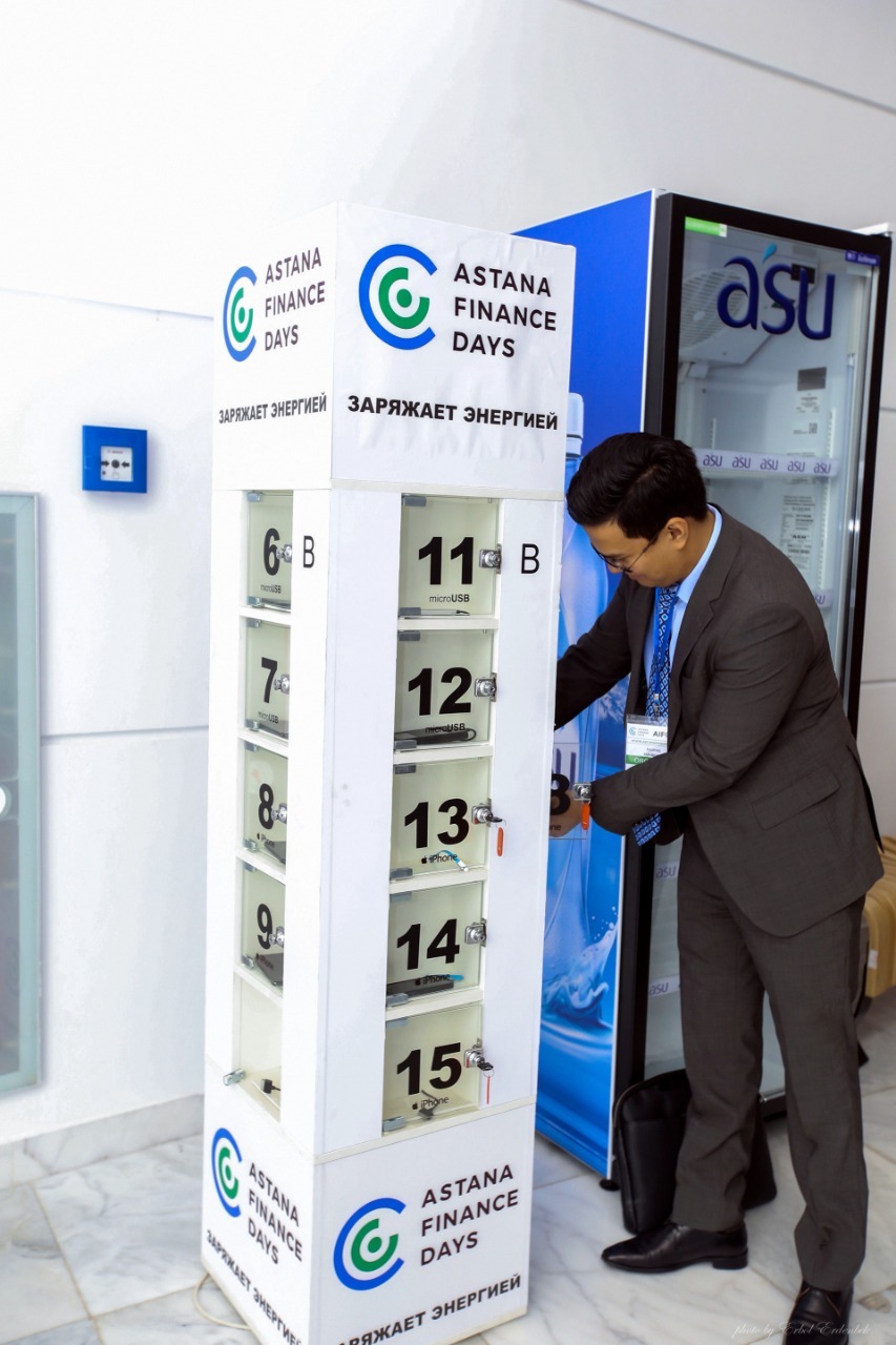 Стойка для зарядки мобильных телефонов Астана