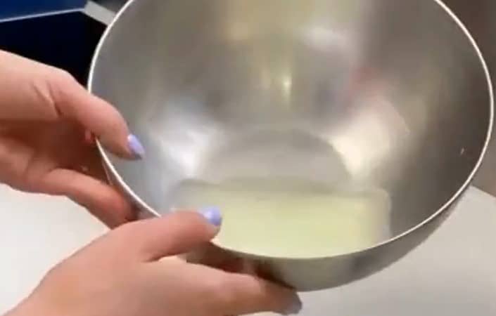 Приготовление творожного сыра из сметаны и йогурта: шаг 7