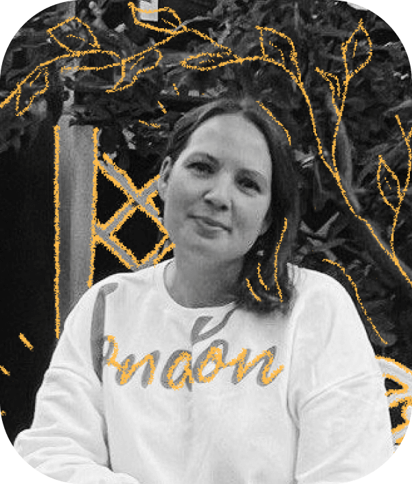 преподаватель учитель английский язык девушка с нарисованными желтыми элементами