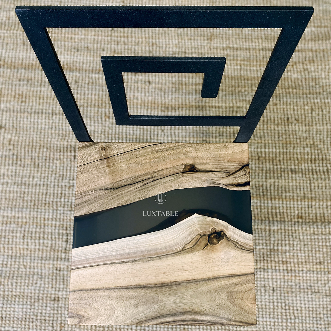 Tavolo Continental in noce europeo e resina turchese pigmentata