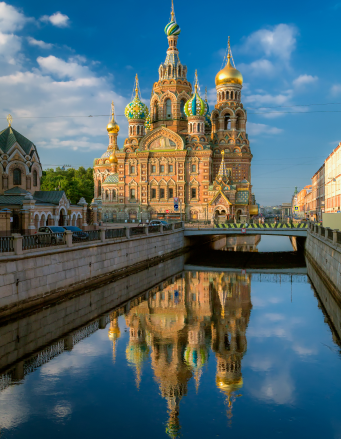 Спас-на-Крови на канале Грибоедова в Санкт-Петербурге и отражение собора в воде