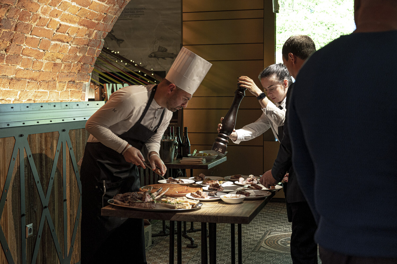 Повар готовит блюда для дегустации