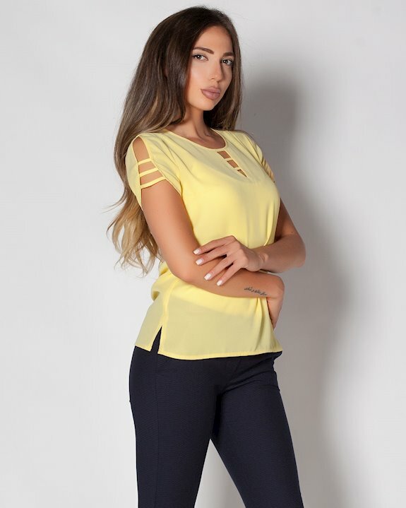 Жълта блуза с късо ръкавче в стандартни и големи размери