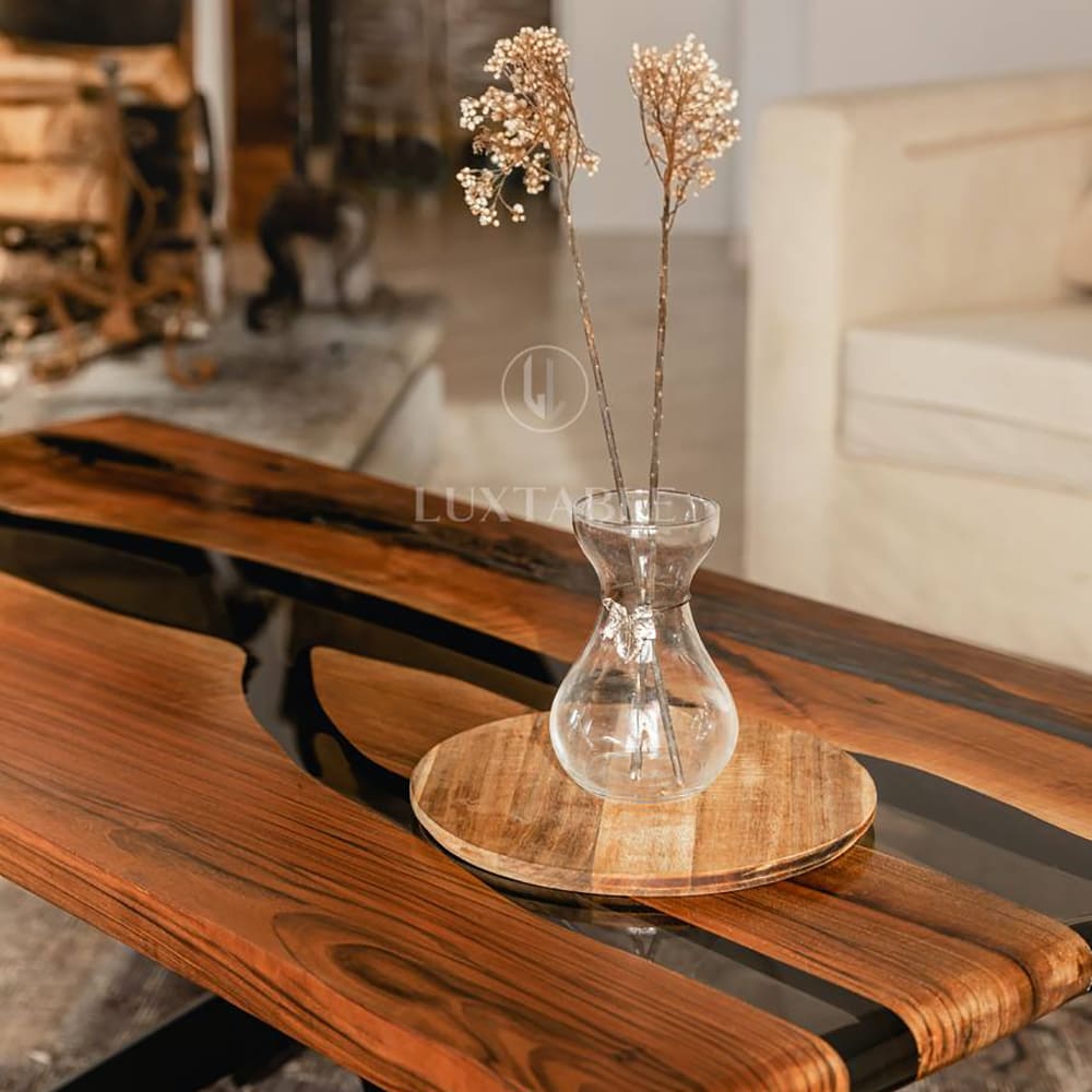 Epoxidharz Tische Alagoas aus europäischem Nussbaum und hellblauem Epoxidharz mit Metallic Effekt