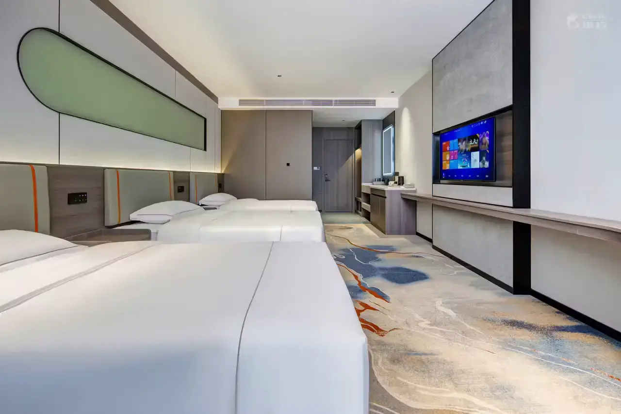 Номер M-Hotel с тремя кроватями