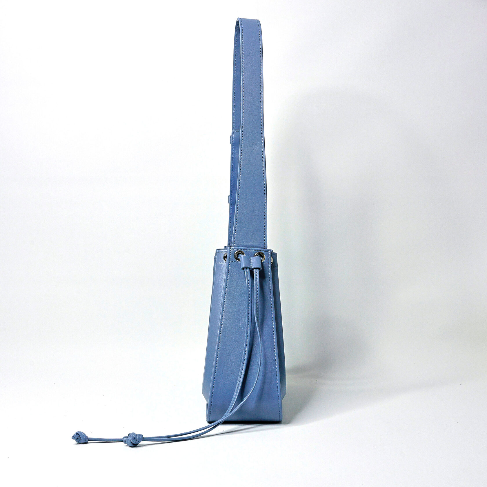 дизайнерская сумка Drift архитектурной формы серо-голубого цвета из натуральной кожи