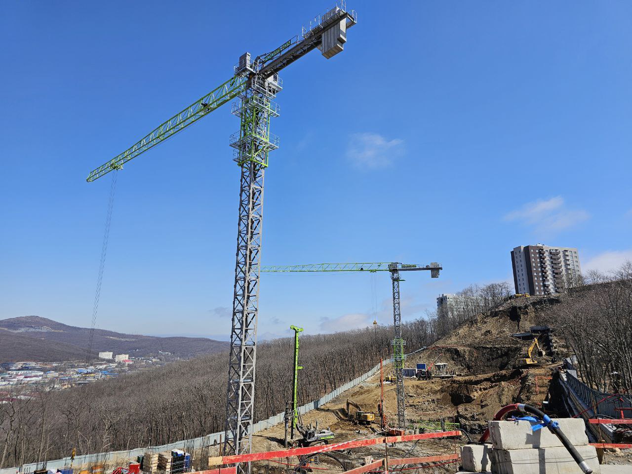 Крановые работы на строительной площадке