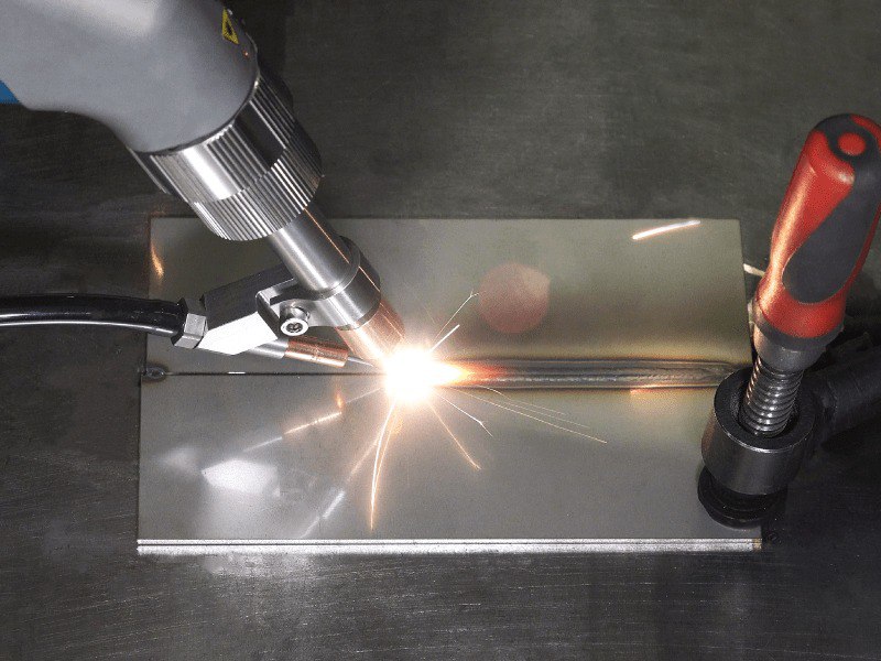 Процесс сварки двух металлических деталей