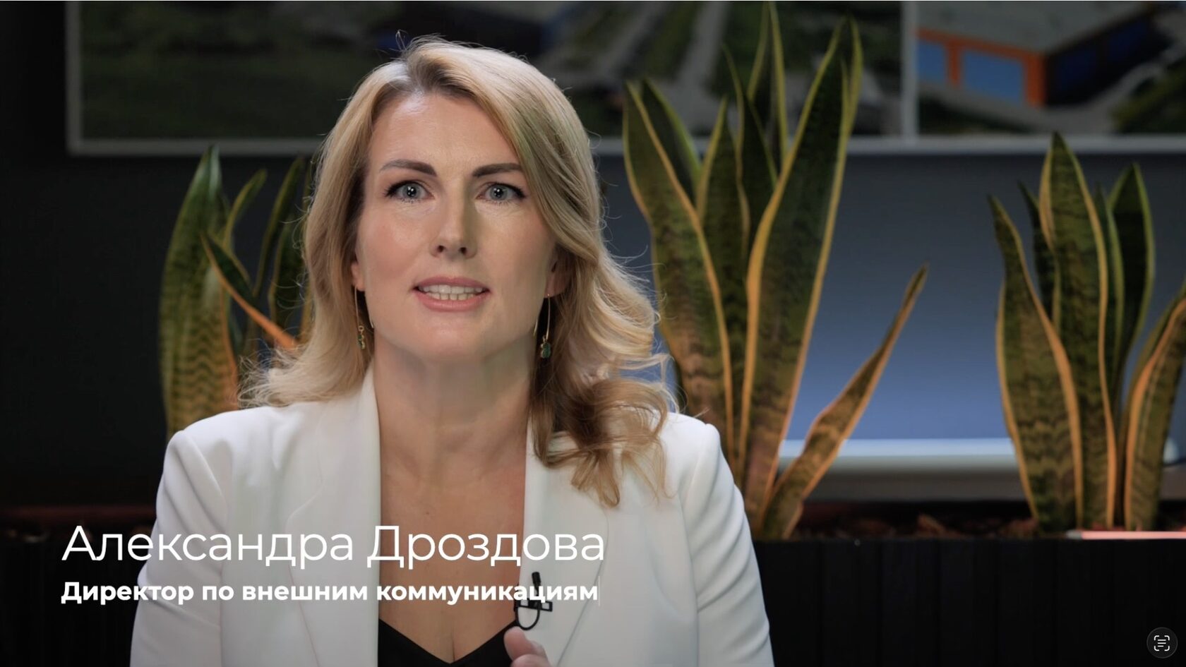 Корпоративный офис: рабочее пространство с мебелью и естественным светом из окон