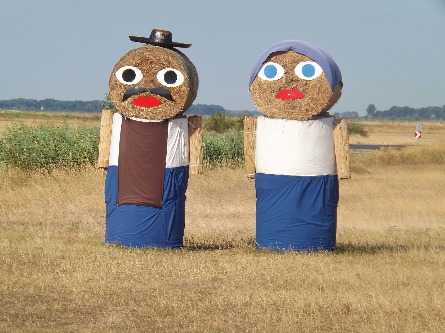 Пара в стоге сена