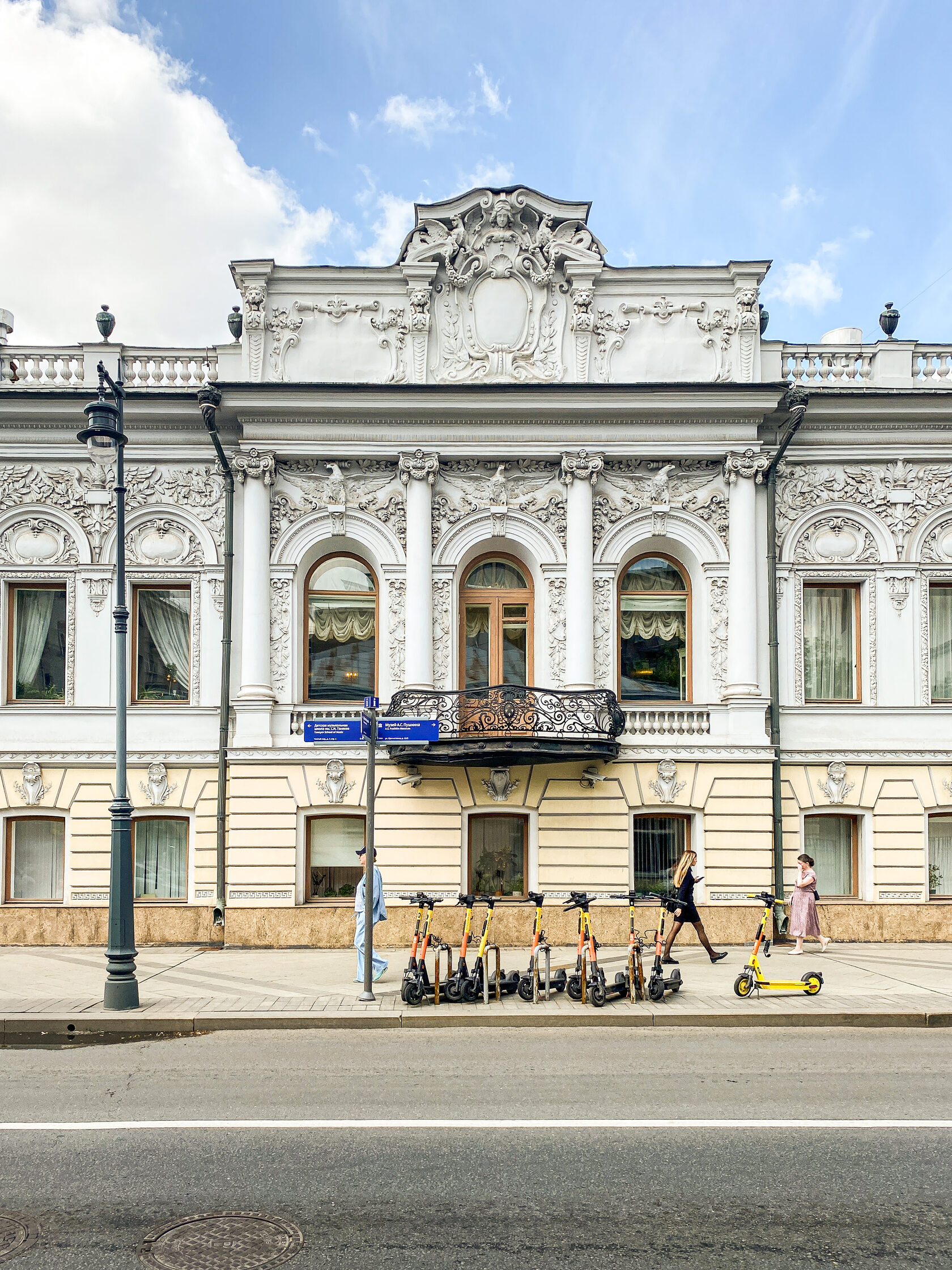 Экскурсия про женщин Пречистенки. И в мастерскую Мухиной зайдём.