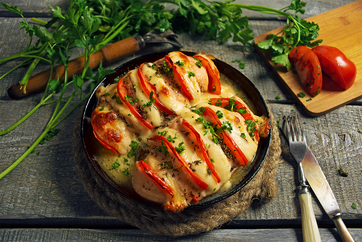 Кабачок грудка помидор сыр в духовке. Куриное Капрезе. Курица Капрезе. Курица Капрезе в духовке. Куриная грудка Капрезе с моцареллой и помидорами.