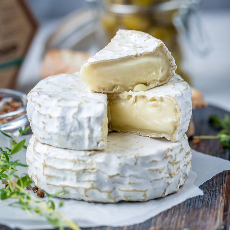 башня из головок сыра с белой плесенью