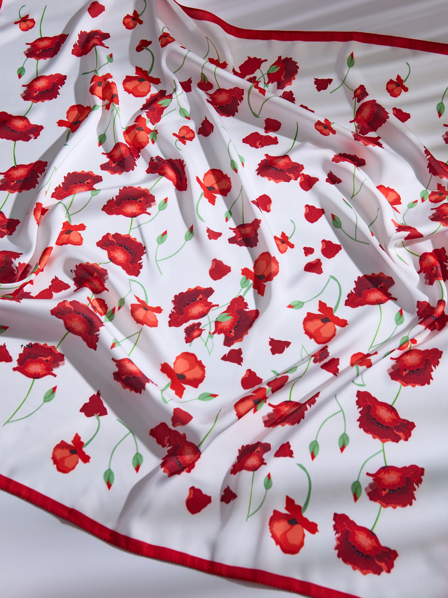 белый платок с узором цветов студийная съемка