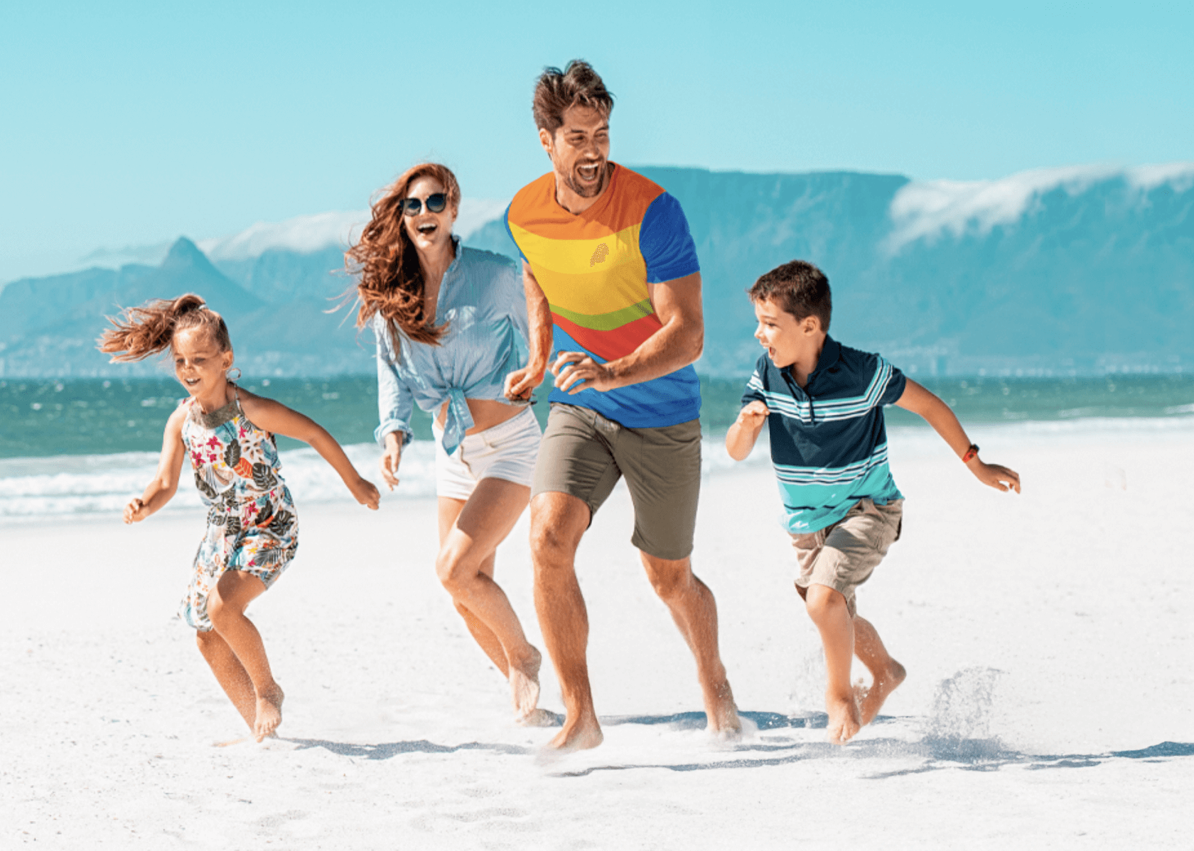 Счастливая семья бежит по песчаному пляжу на фоне моря