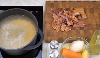 Приготовление горохового супа с копчёными свиными рёбрышками: шаг 4