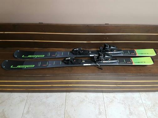 Снаряжение горнолыжного проката. Сноуборды, горные лыжи, аксессуары