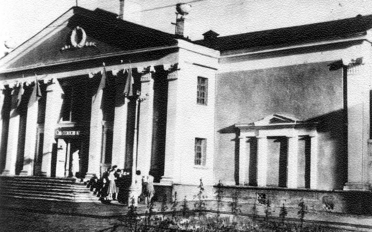 Здание Норильского Заполярного драматического театра на Севастопольской улице