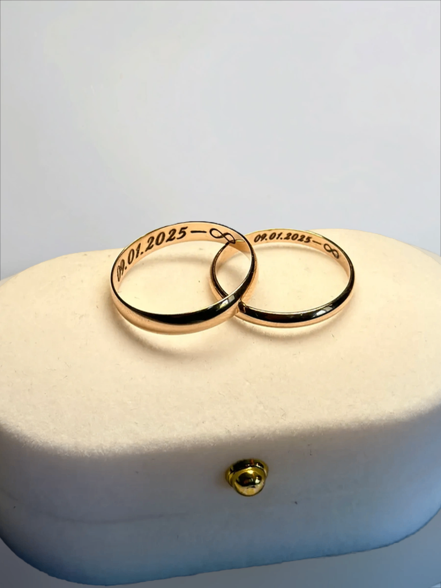 Персонализированная гравировка на кольцах заказчика — аккуратная надпись лазером StekloWood