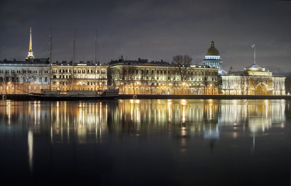 Е петербурга. Адмиралтейская набережная Адмиралтейство. Адмиральская набережная Петербург. Нева Адмиралтейская набережная. Ночной Санкт Петербург с Адмиралтейством.