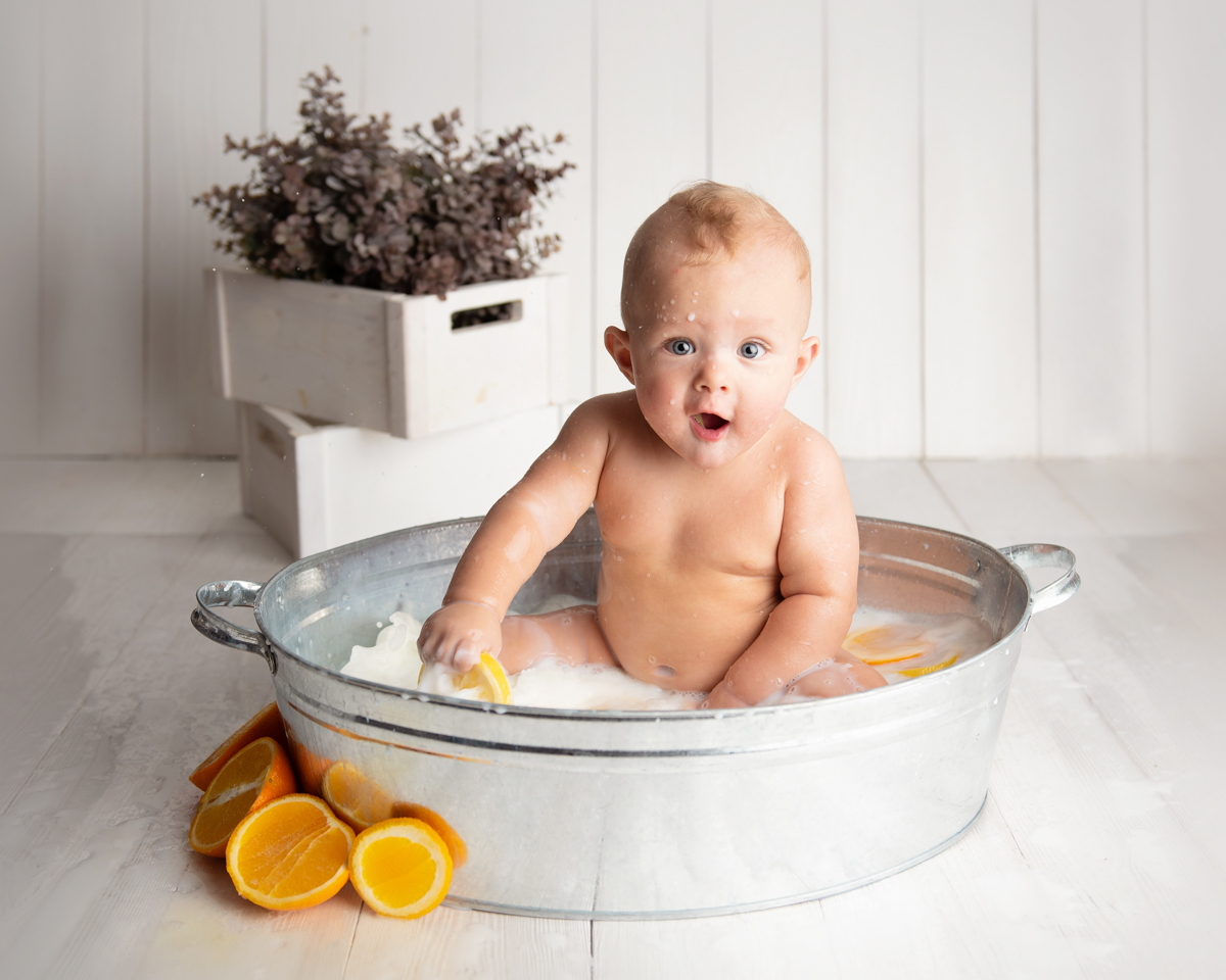 малыши в корзинке / в корыте