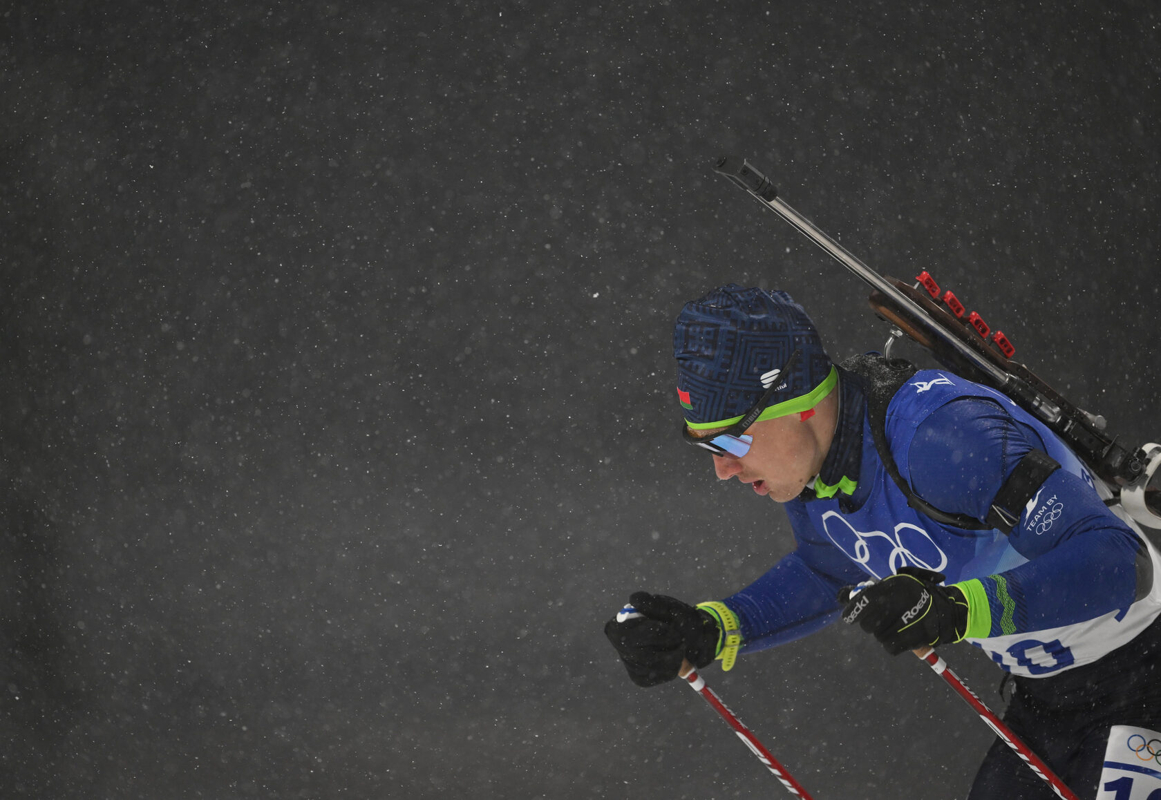 Белорусский биатлонист Антон Смольский в гонке преследования пекинской Олимпиады