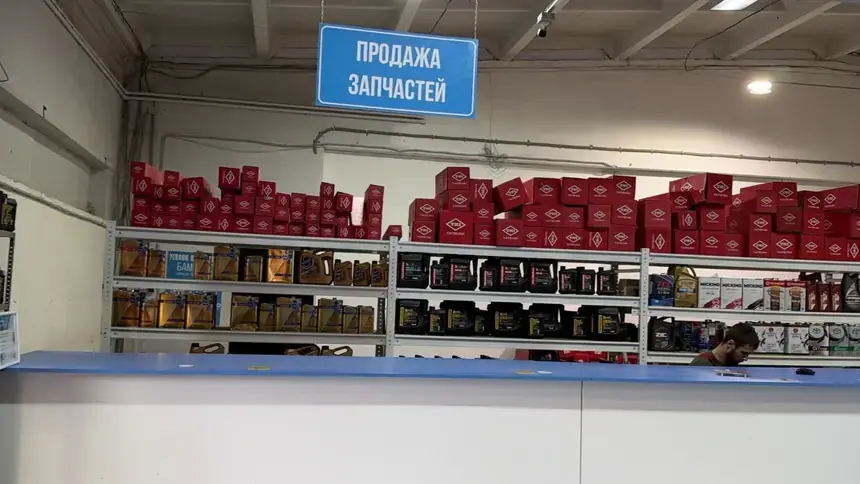 Вывеска «Продажа запчастей», полки и стойка магазина БАМ-АВТО в Красноярске