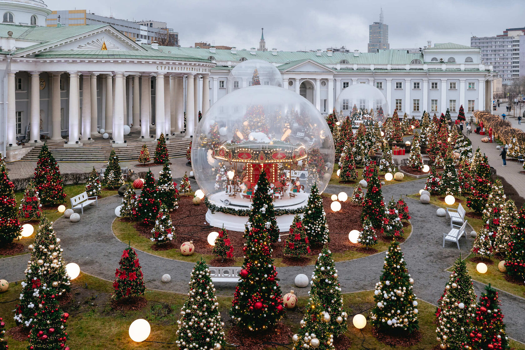 Сад больницы Склифосовского в новогоднем украшении