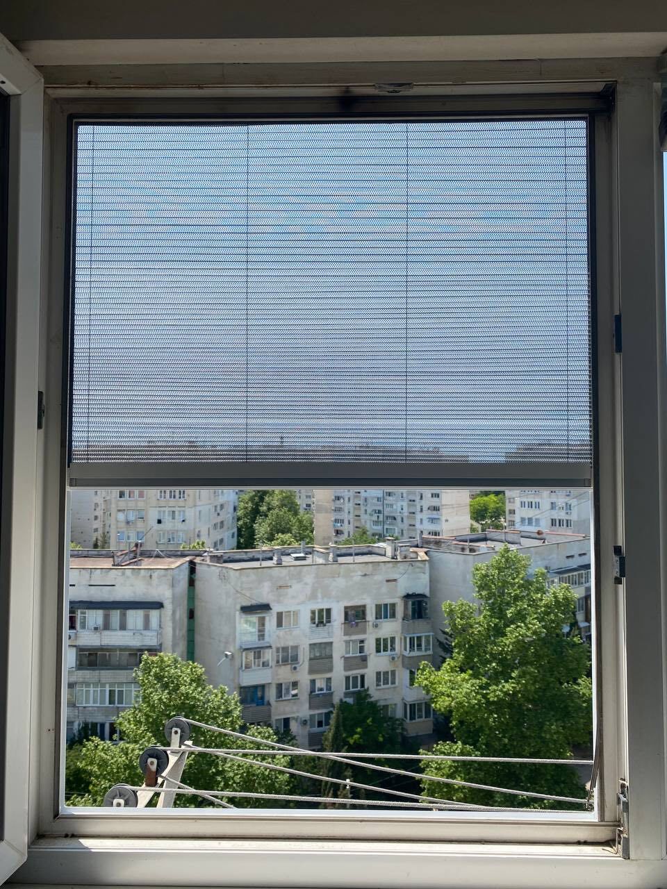 Оконная плиссе — частично опущенное полотно · работа ЭВОКОМ