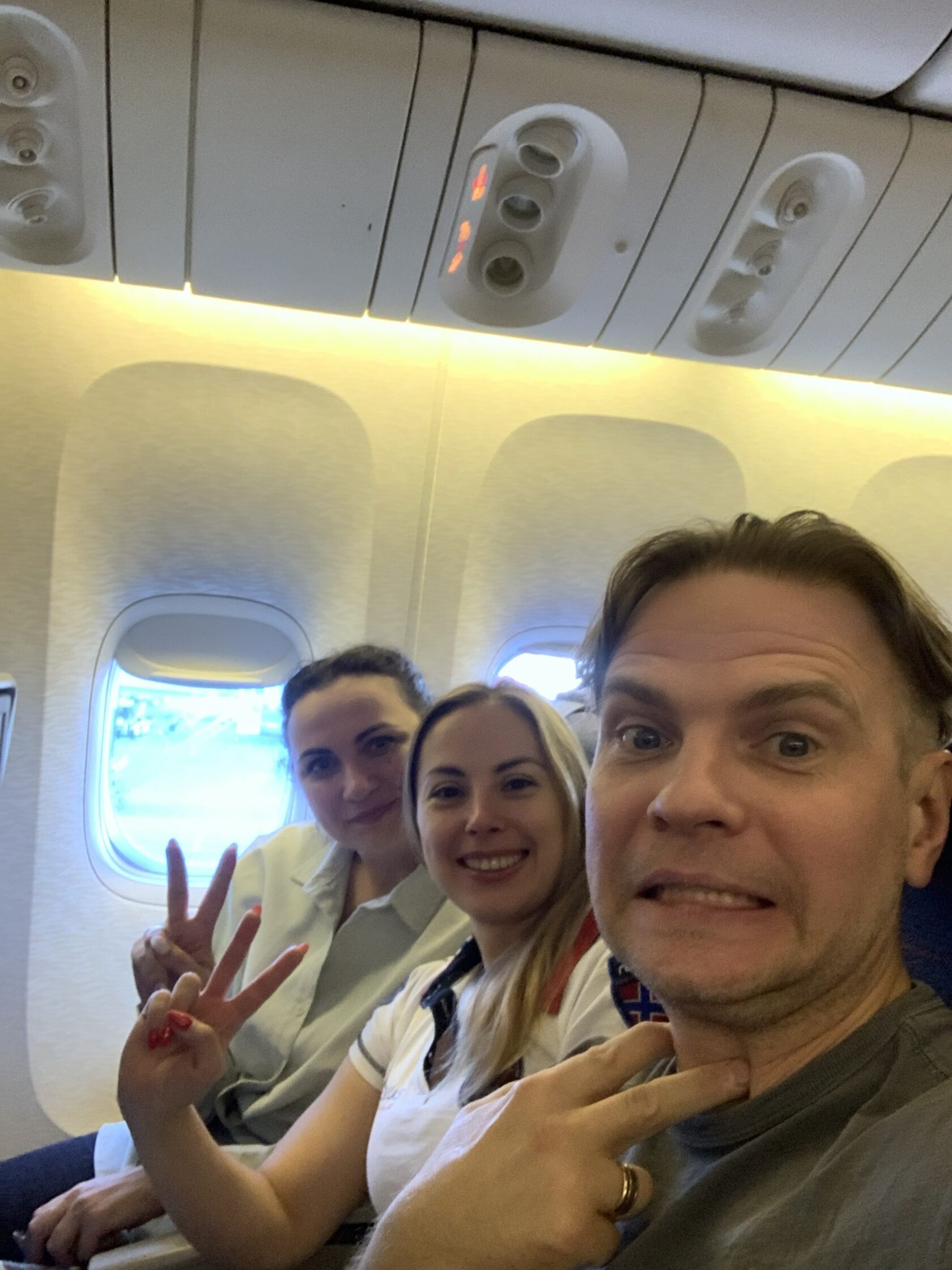 Пассажиру на борту самолета не комфортно в шумной компании соседей