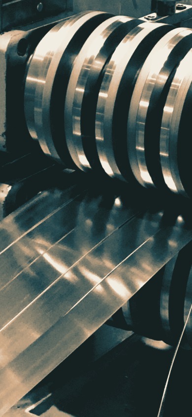 Продольная резка металла.