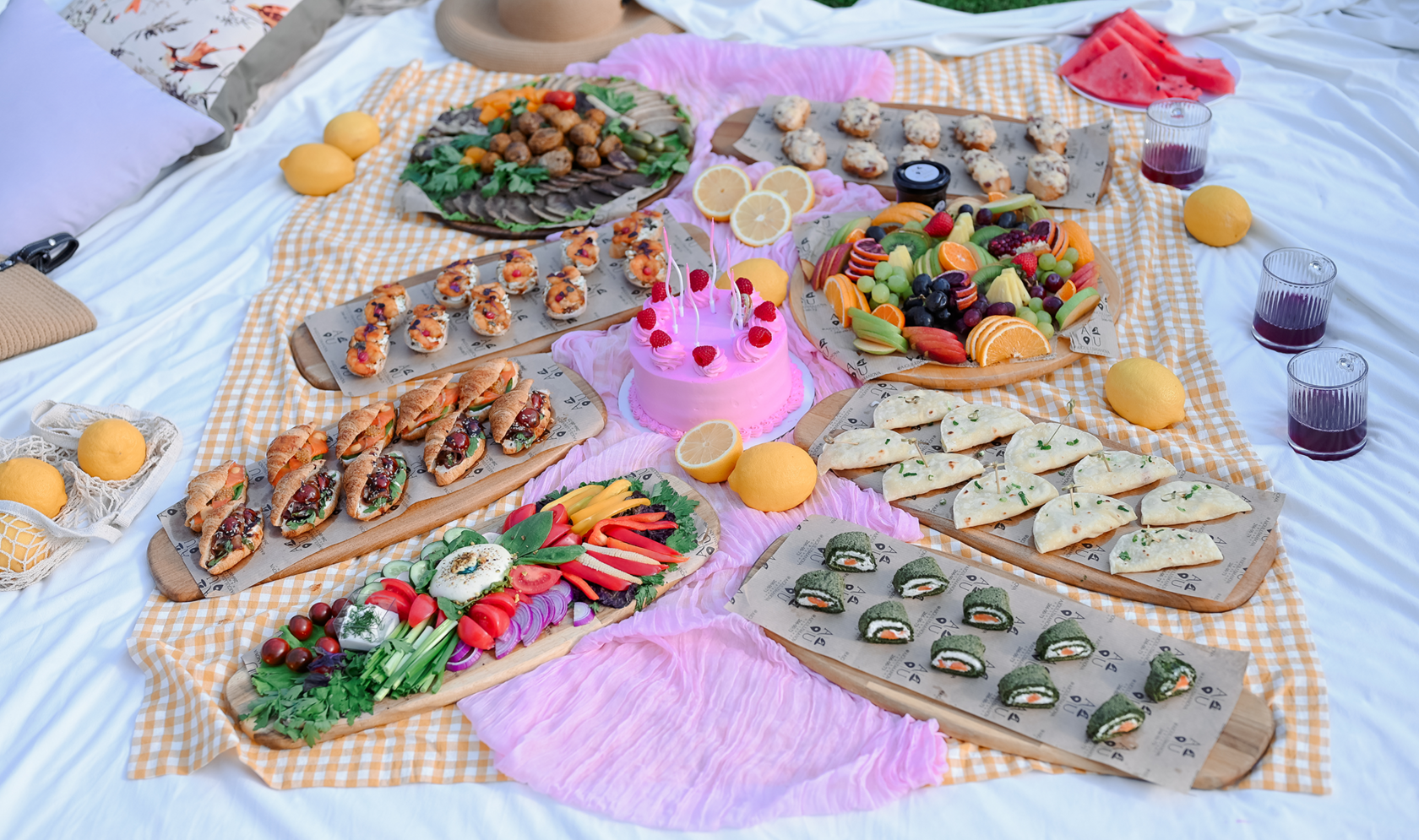 Праздничный стол с&nbsp;закусками и&nbsp;плато от&nbsp;кейтеринга