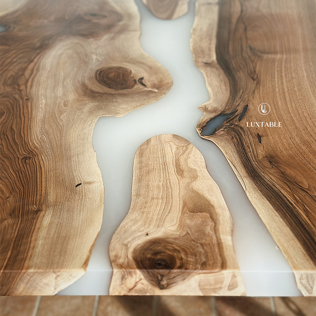 Epoxidharz Tische Alagoas aus europäischem Nussbaum und hellblauem Epoxidharz mit Metallic Effekt