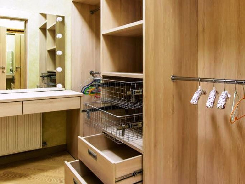 Стеллажи в гардеробную комнату из ЛДСП с туалетным столиком - Пример ...