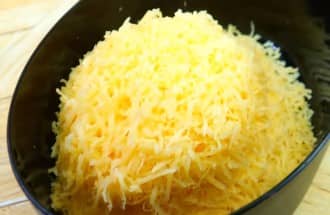 Приготовление салата «Невеста» с копчёной курицей и плавленным сыром: шаг 6