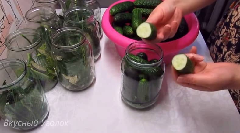 Приготовление маринованных огурцов на зиму с уксусом: шаг 8