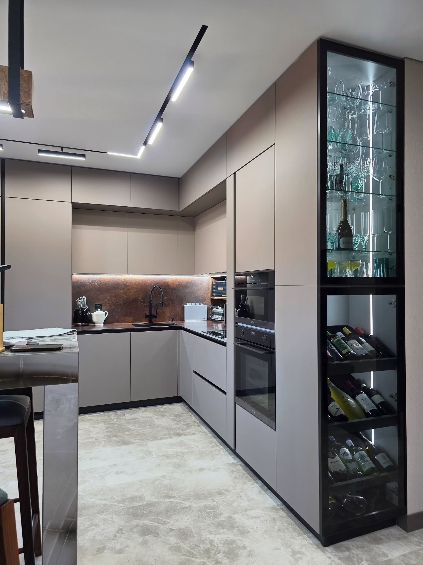 Кухня Crona Lyna в декоре Кроношпан K8533 BS Макиато со столешницей Колумбийское золото