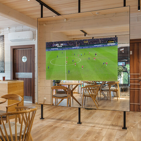 Зеркальный телевизор Теле-Арт, встроенный в перегородку кафе спортивного комплекса. Экран зонирует пространство и скрыт в зеркальной поверхности.