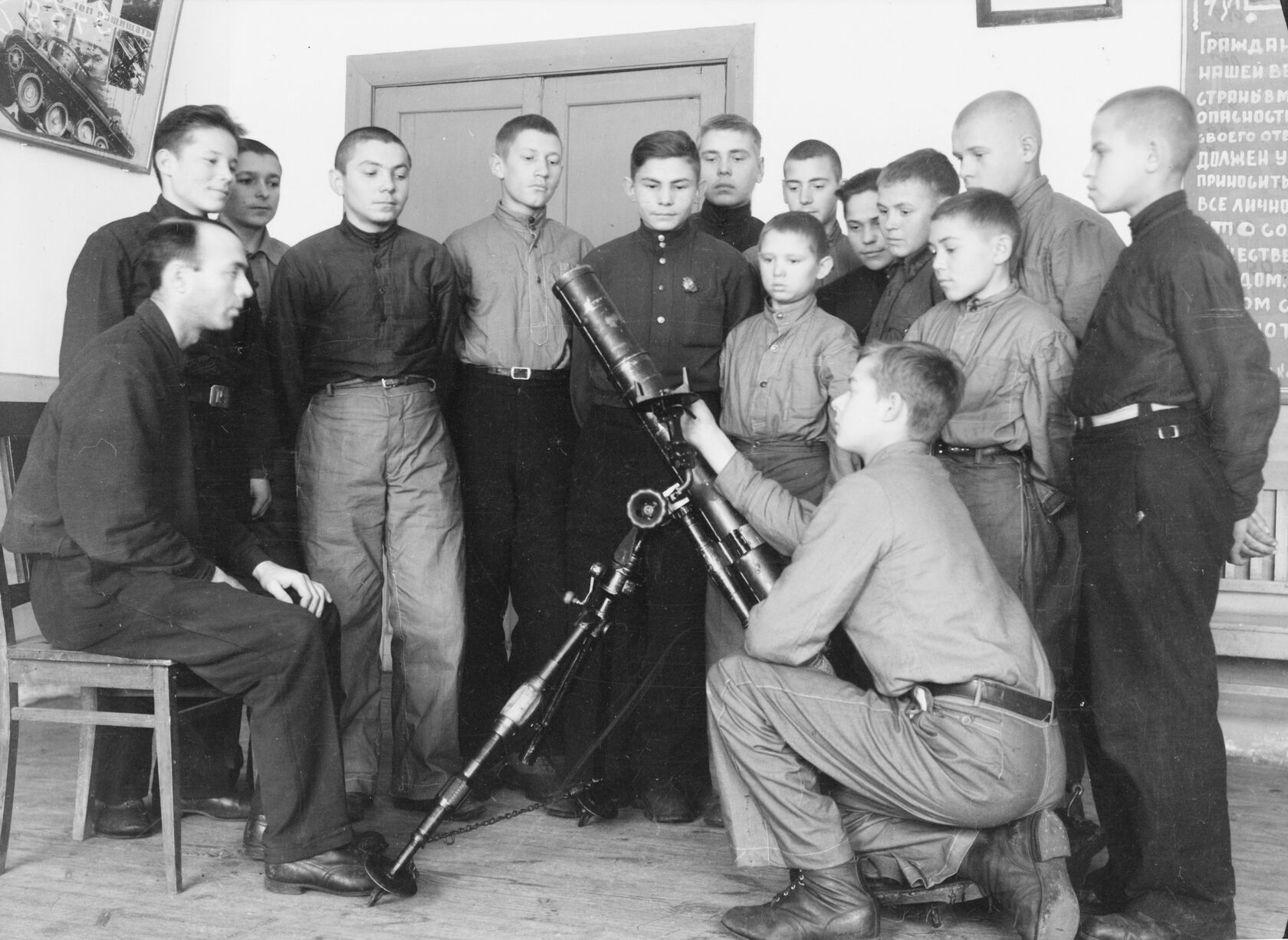На занятии военным делом. Ремесленное училище № 21, г. Свердловск. [1943–1944 гг.] 
