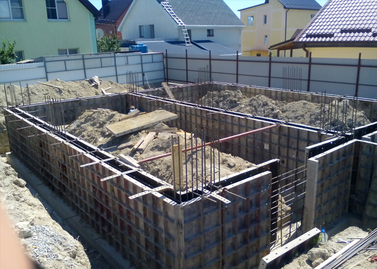 Стены фундамента дома в Новороссийске