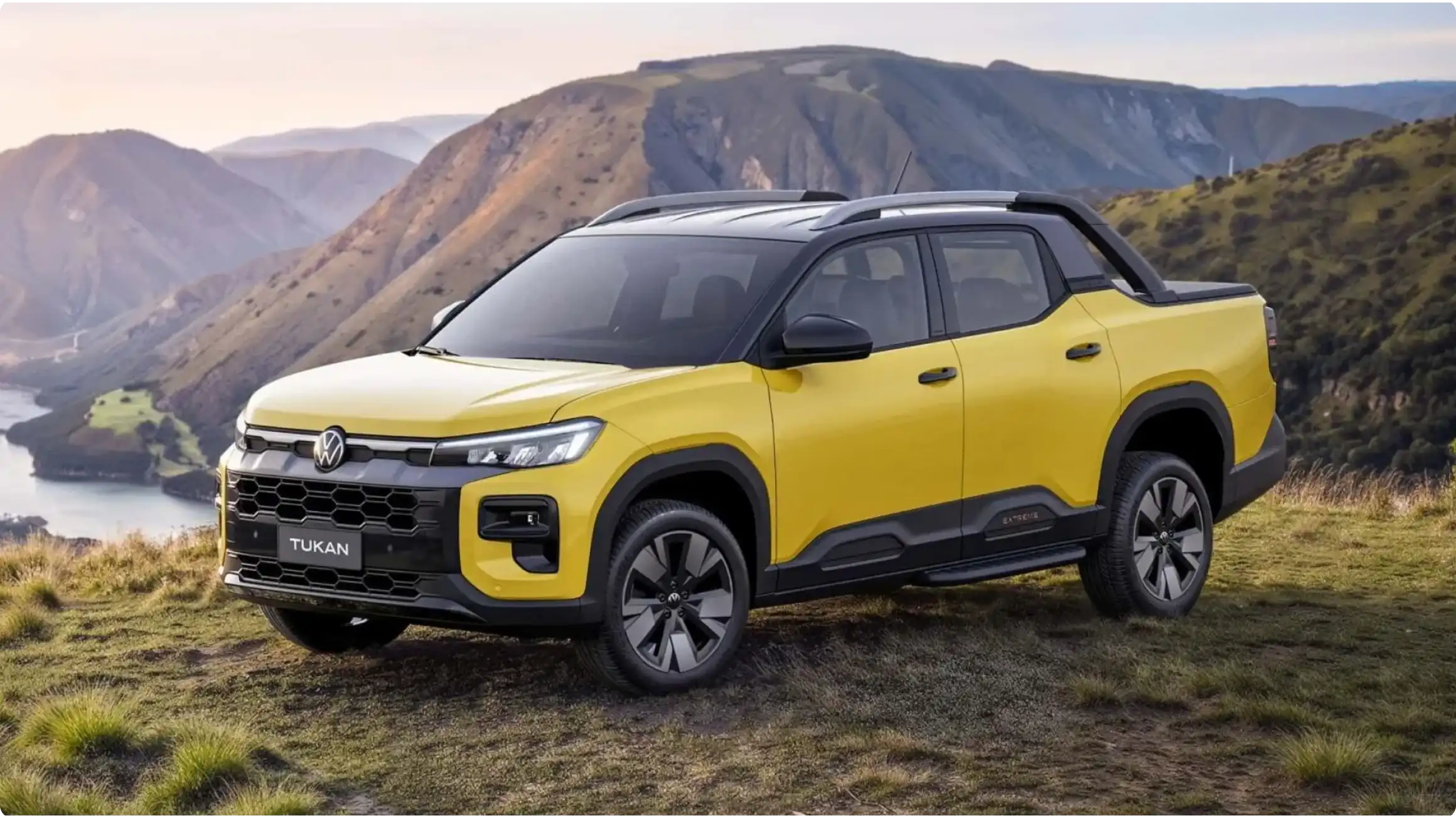 Четырехдверный пикап Volkswagen Tukan Extreme в желтом цвете с черной крышей на фоне горного пейзажа.