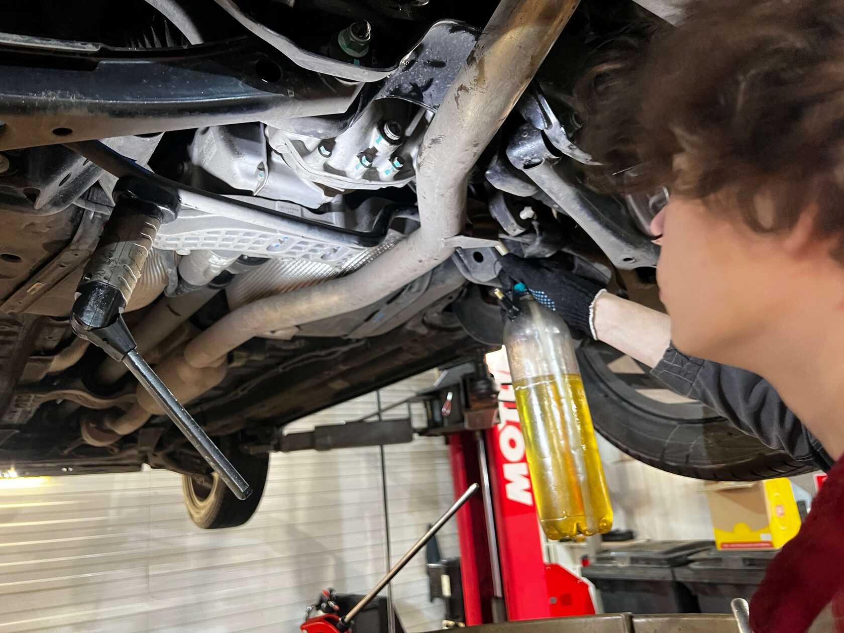 Заправка заднего редуктора Ravenol DGL